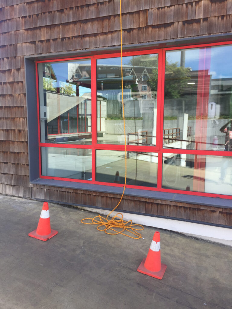 Limpieza exterior de vidrios en altura en el Edificio Central Lake, Puerto Varas