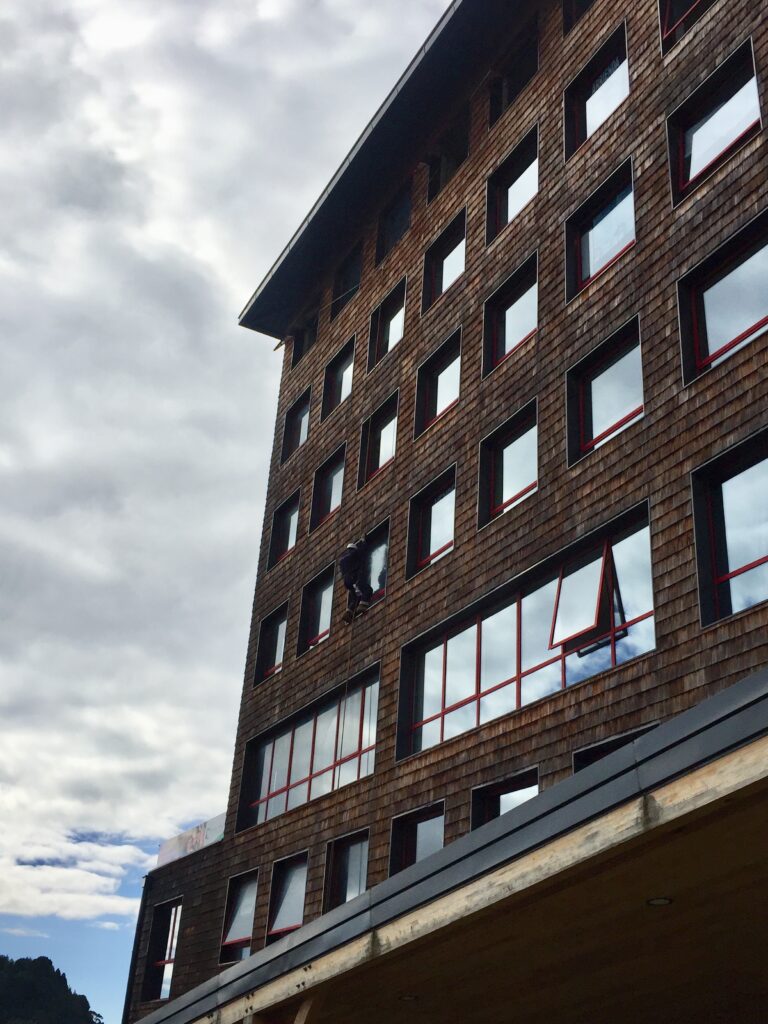Trabajos de limpieza y mantenimiento en la fachada de Central Lake