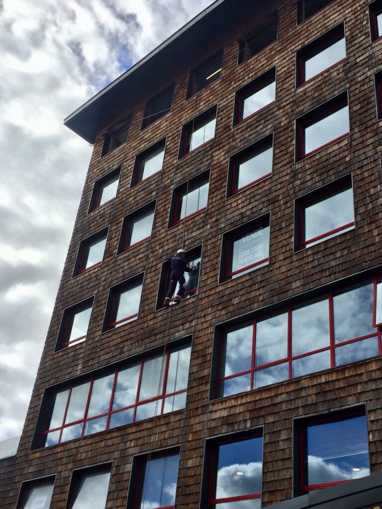 Detalle del trabajo de limpieza de vidrios en el Edificio Central Lake