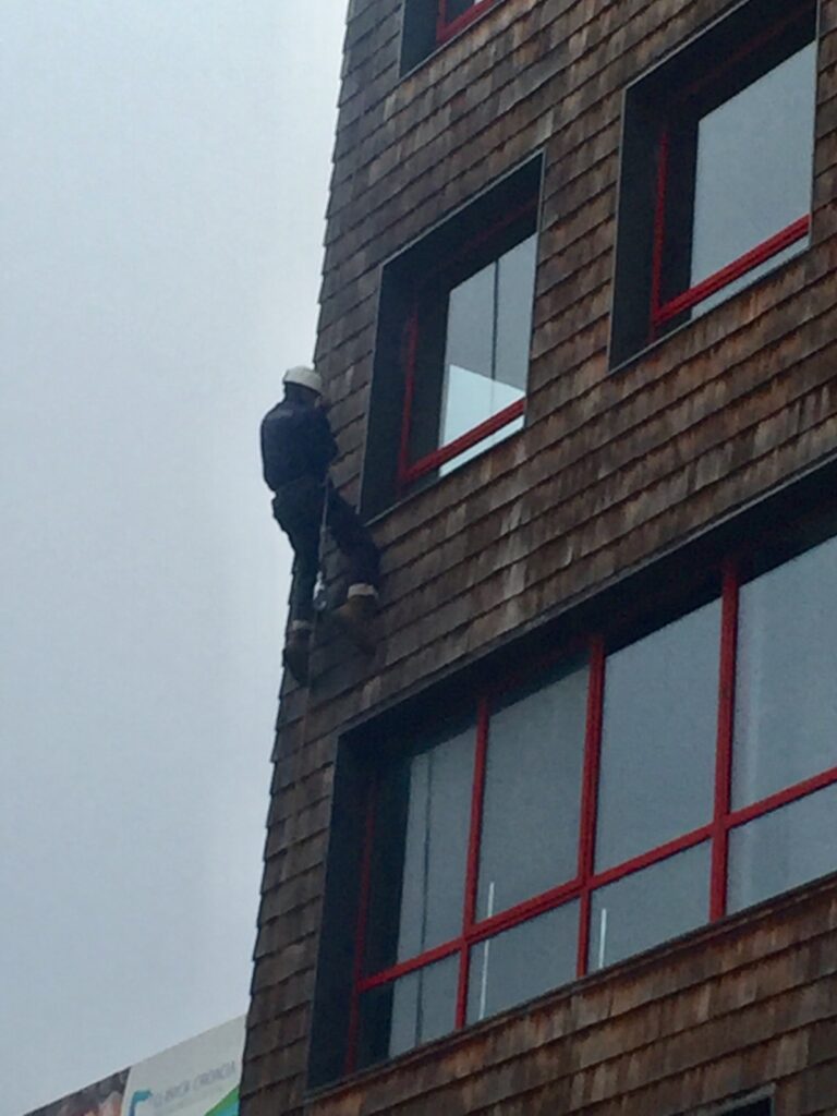 Resultado final de la limpieza de vidrios del Edificio Central Lake, Puerto Varas