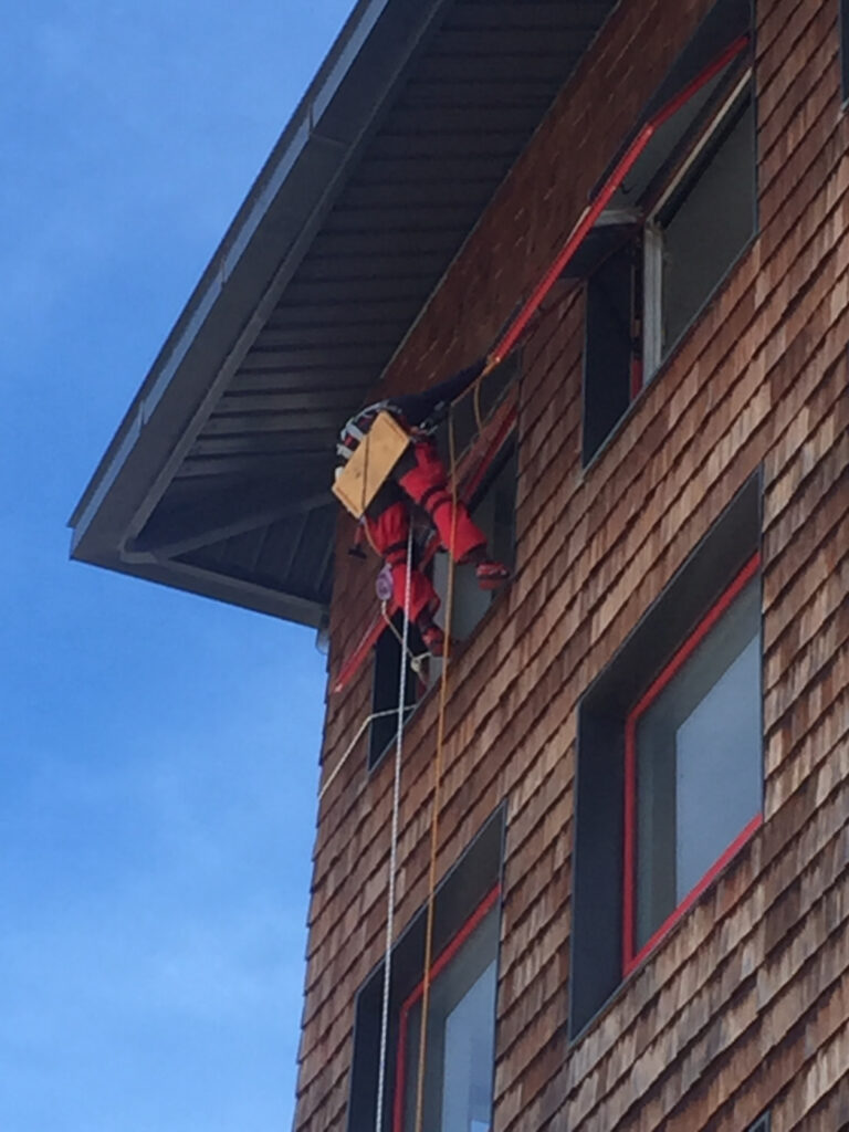 Trabajo con acceso por cuerda en la fachada del Edificio Central Lake
