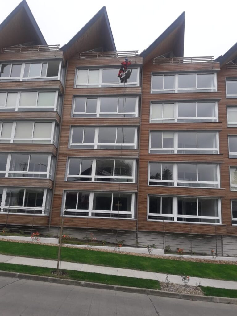 Limpieza de vidrios en altura en el Condominio Bandurrias, Puerto Varas