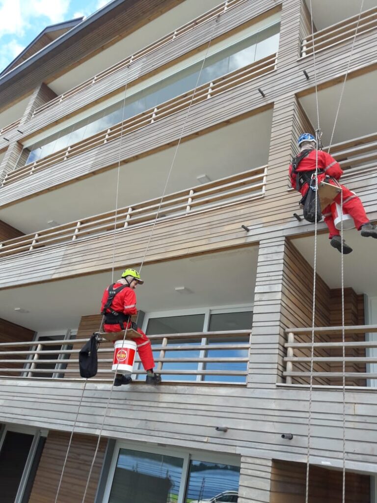 Aplicación de imprimante para madera en la fachada del Condominio Bandurrias