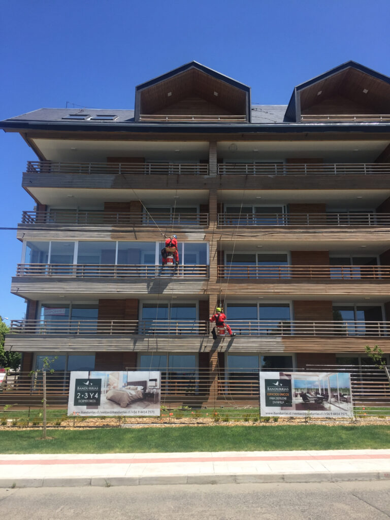 Tratamiento de fachada de madera en el Condominio Bandurrias, Puerto Varas