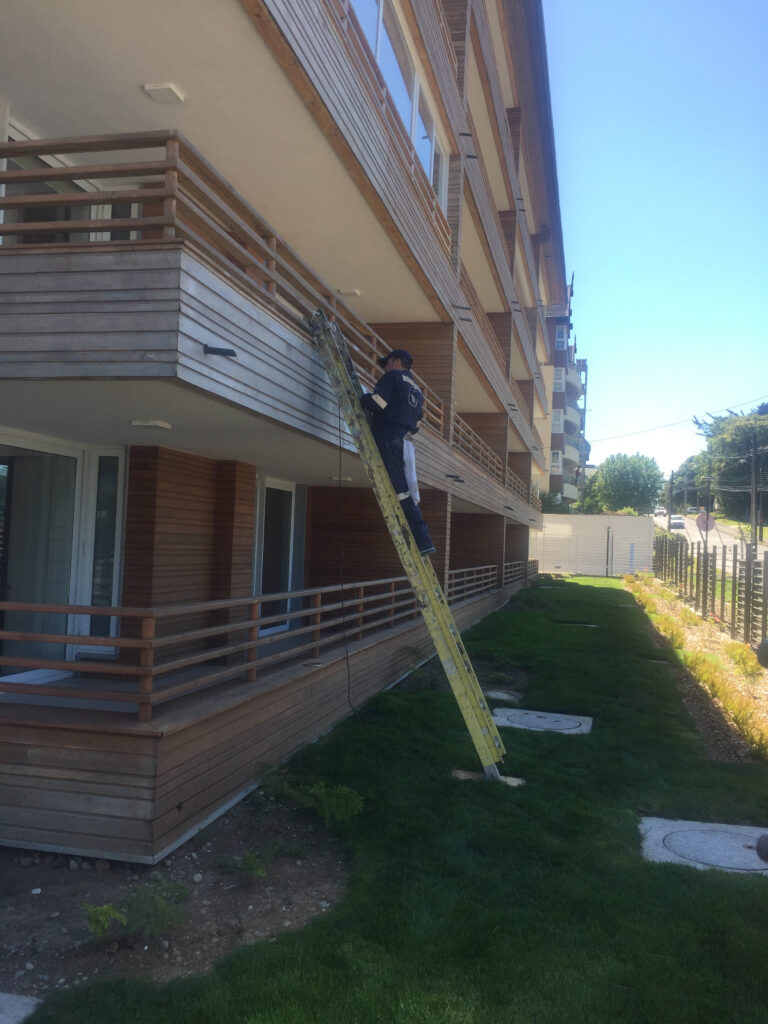 Trabajo con acceso por cuerda en el Condominio Bandurrias