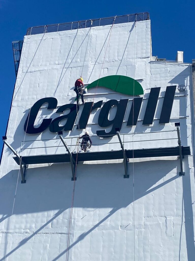 Detalle del logo Cargill tras la renovación de la fachada