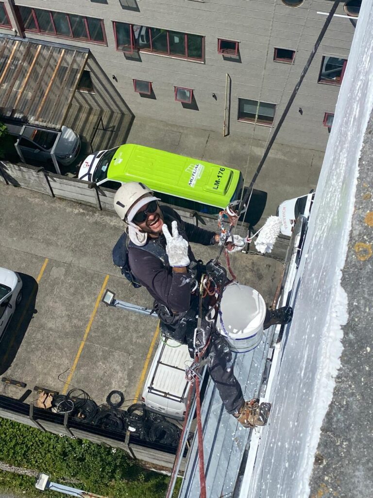 Técnico en altura durante la renovación de fachada del edificio Cargill