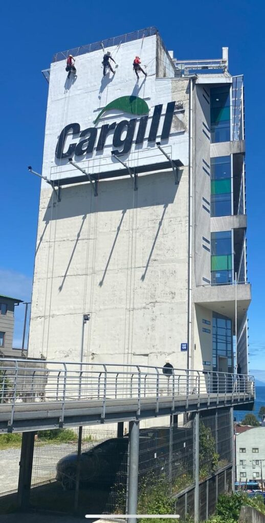 Equipo trabajando simultaneamente en la fachada del edificio Cargill