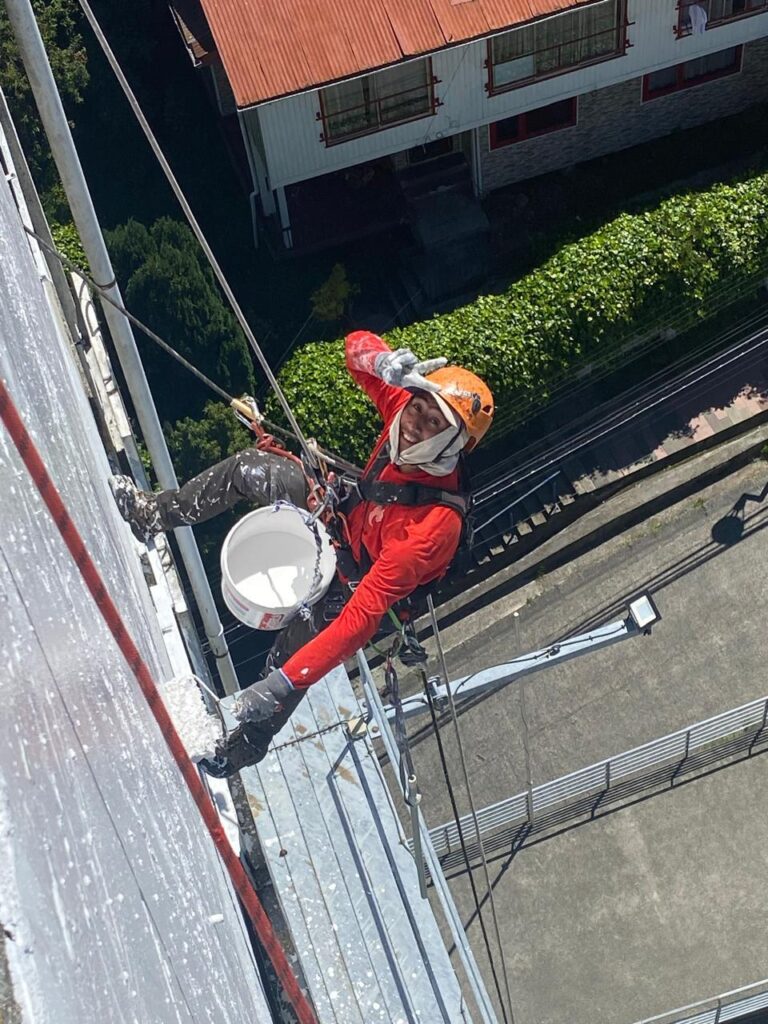 Técnico aplicando pintura sobre la fachada del edificio Cargill