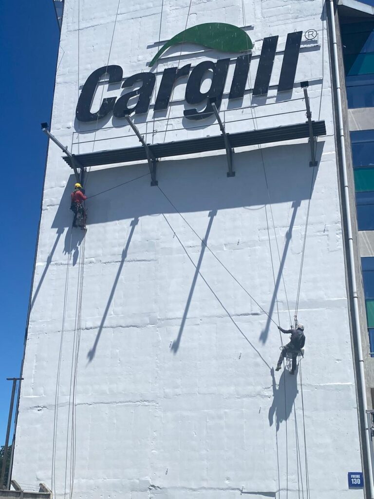 Proceso de hidrolavado y pintura en la fachada del edificio Cargill