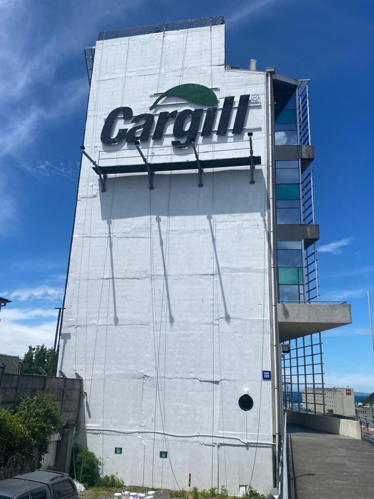 Fachada del edificio Cargill terminada tras hidrolavado y pintura