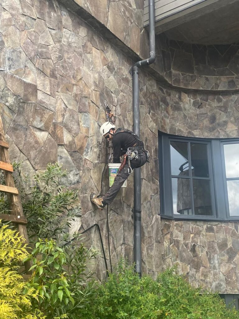 Técnico de Austral Patagonia en descenso con cuerdas en fachada del Hotel Bellavista
