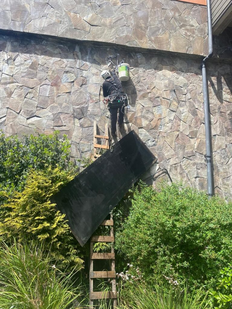 Izaje del letrero de acero mediante sistema de poleas en Hotel Bellavista