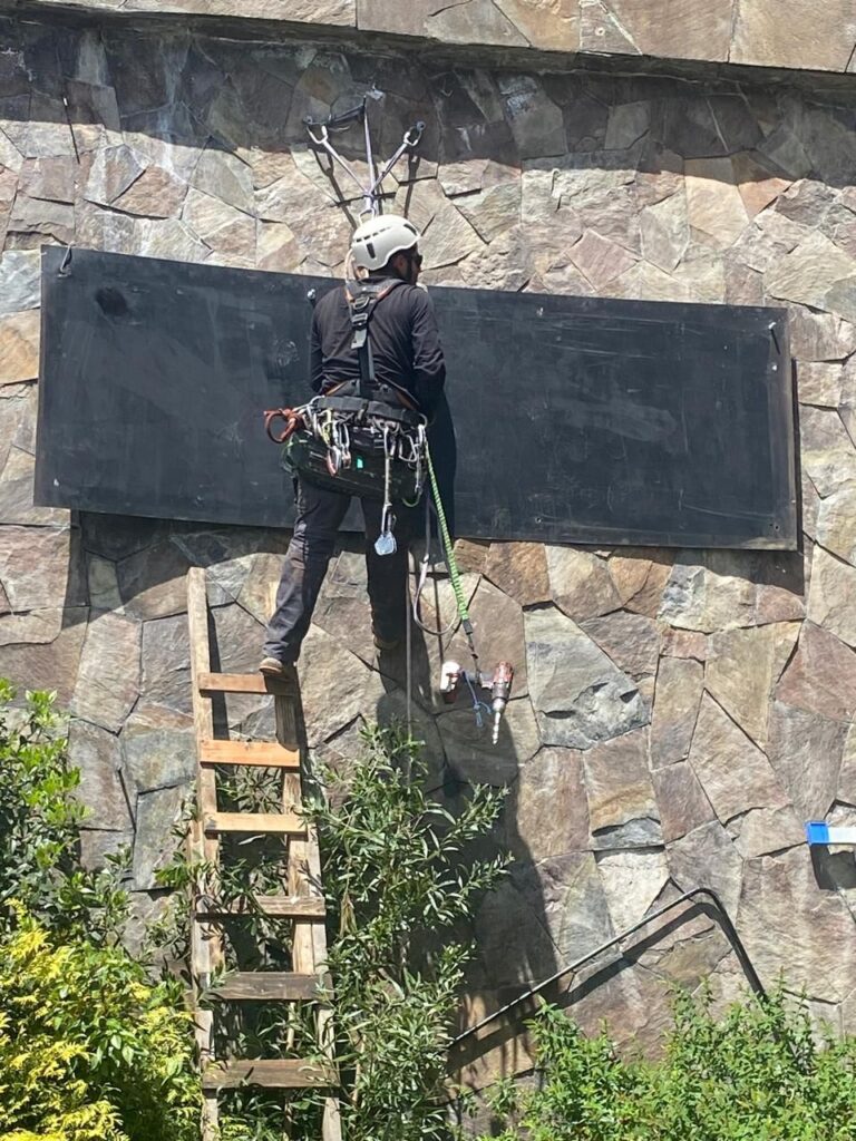 Instalación de anclajes para el montaje del letrero, Hotel Bellavista