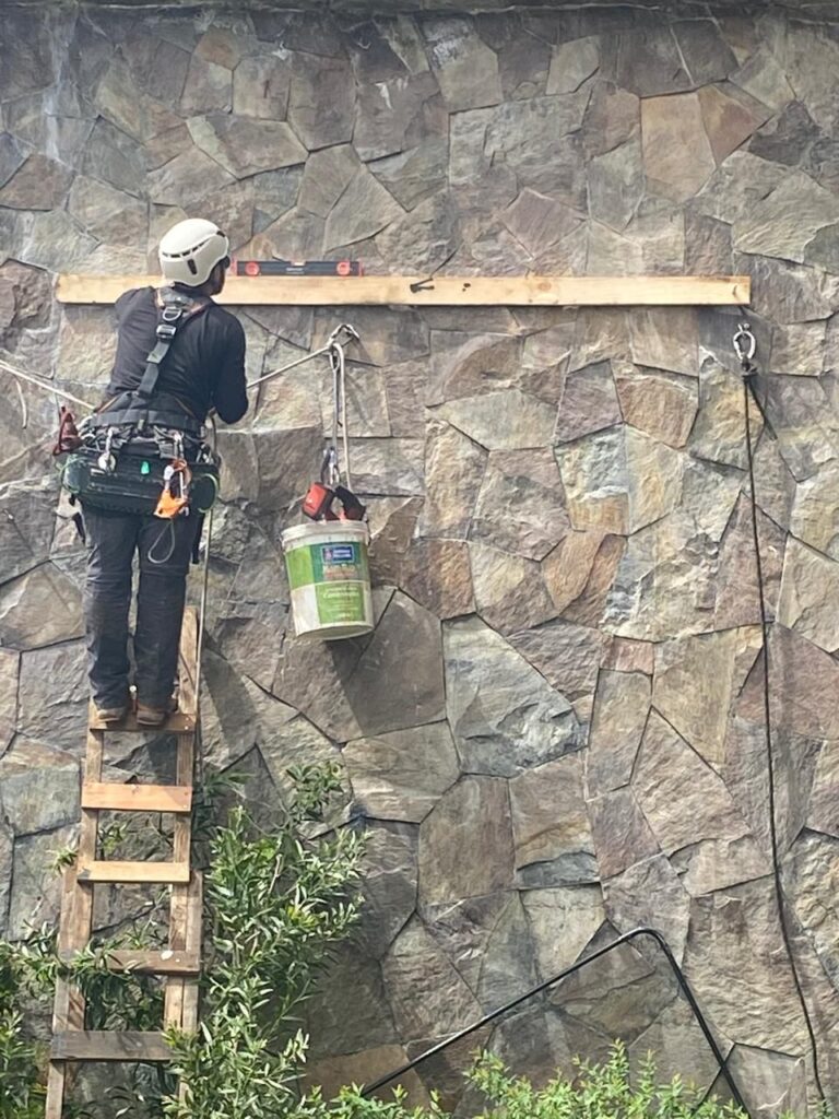 Nivelacion de precision previa a la fijación del letrero, Hotel Bellavista