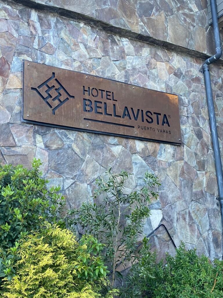 Letrero corporativo Hotel Bellavista instalado en fachada de piedra