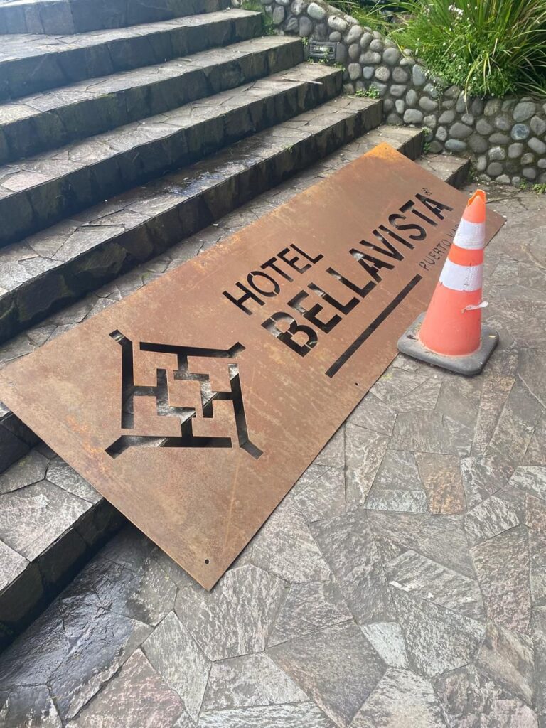 Placa de acero corten del Hotel Bellavista antes del montaje