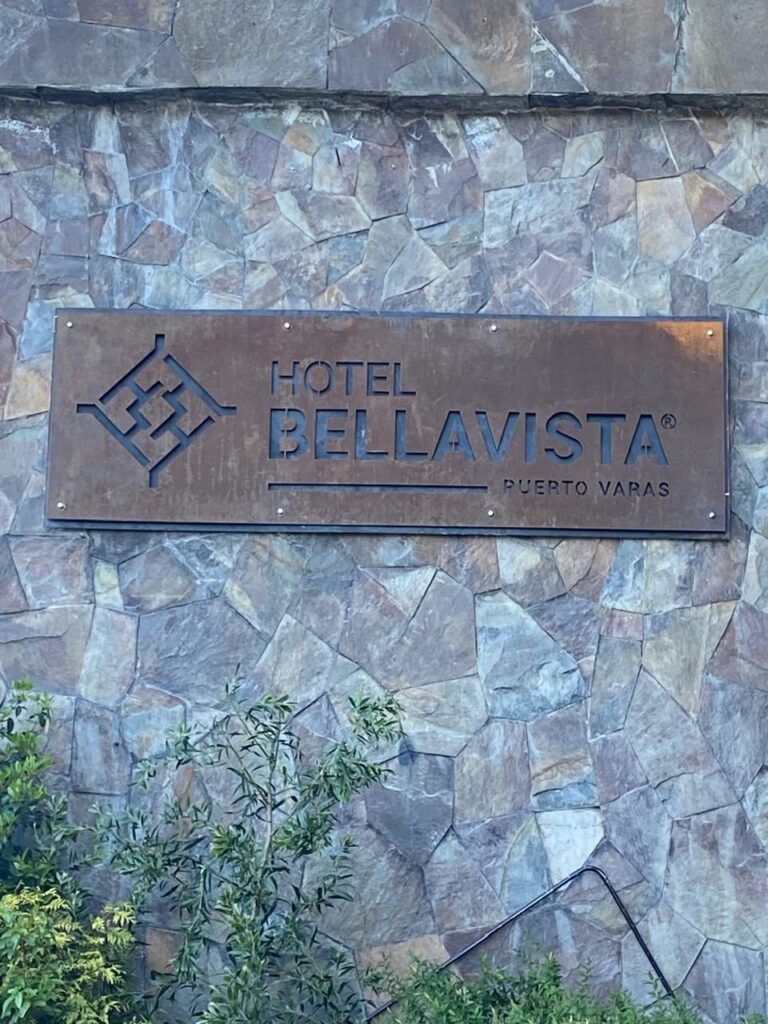 Detalle del letrero Hotel Bellavista Puerto Varas terminado